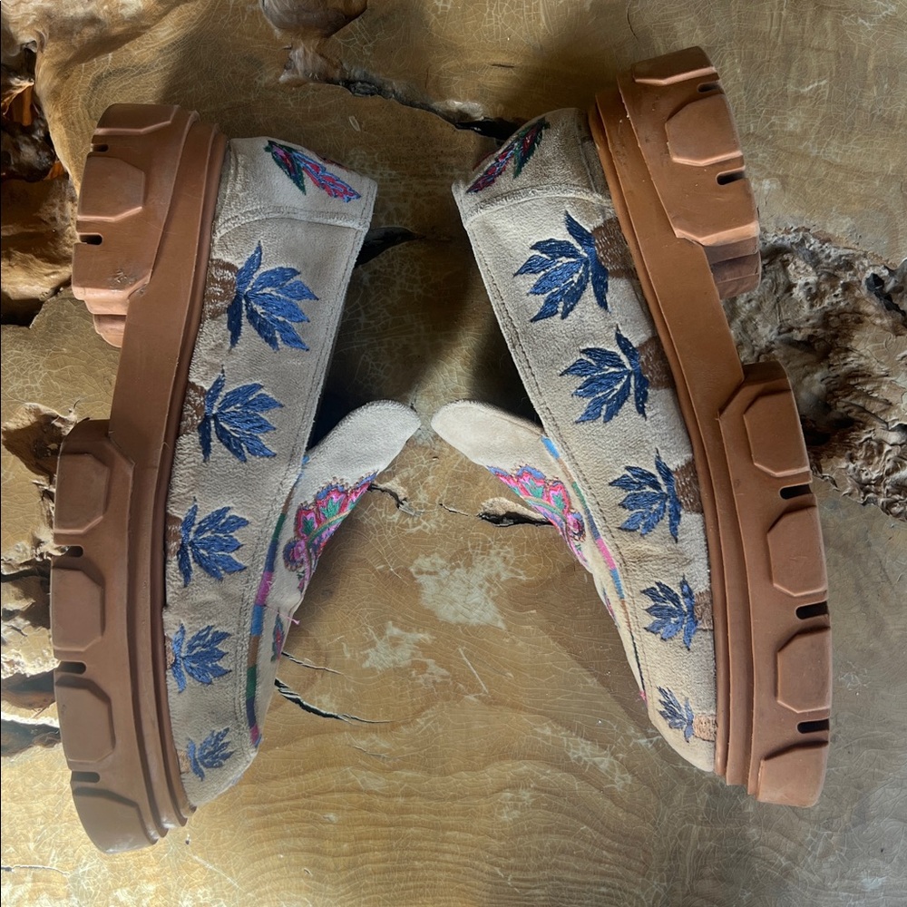 Farm Rio Velvet Embroidered Chunky Lug Sole Women's Loafers SZ 7 Floral Preloved - Picture 6 of 16